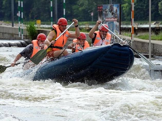 Sportovní klání uspořádané pražskými hasiči hostil v sobotu cvičný vodácký kanál v Troji. Konal se tam již 14. ročník soutěže hasičských posádek v jízdě na raftových člunech. 
