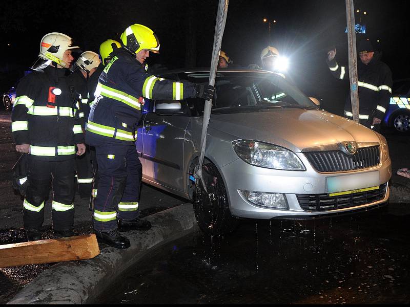 Auto skončilo v kašně. 