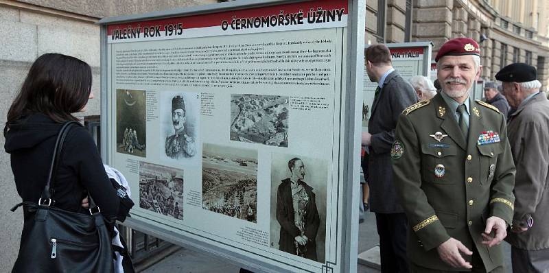 Náčelník generálního štábu Petr Pavel zahájil výstavu s názvem Válečný rok 1915, která se věnuje nejen zásadním bojům na evropských frontách, ale zmiňuje i život v zázemí, roli vědy a techniky a československý odboj v roce 1915. Generální štáb AČR