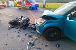 Vážná mnohočetná zranění utrpěla v pátek 23. září 21letá motocyklistka, která se na Praze-západ střetla s osobním autem.