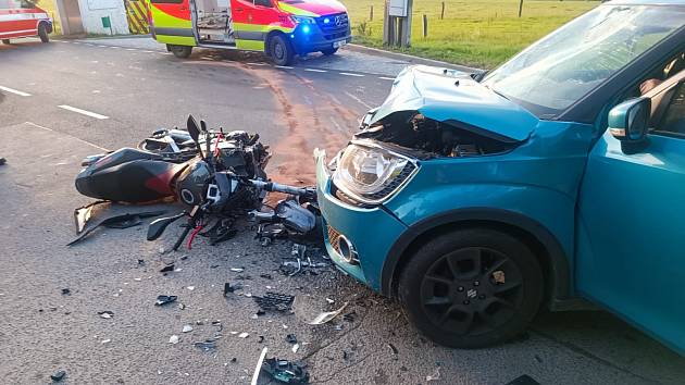 Vážná mnohočetná zranění utrpěla v pátek 23. září 21letá motocyklistka, která se na Praze-západ střetla s osobním autem.