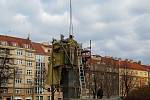 Praha 6 nechala odstranit sochu sovětského maršála Koněva z náměstí Interbrigády.