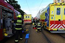 V ulici Sokolovská hasiči vyprošťovali zaklíněnou osobu po střetu osobního auta a tramvaje.