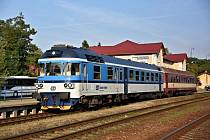 Cestující z Neratovic do Prahy musí dosud na vlak do stanice Neratovice. Nově přibude i zastávka Neratovice-sídliště.
