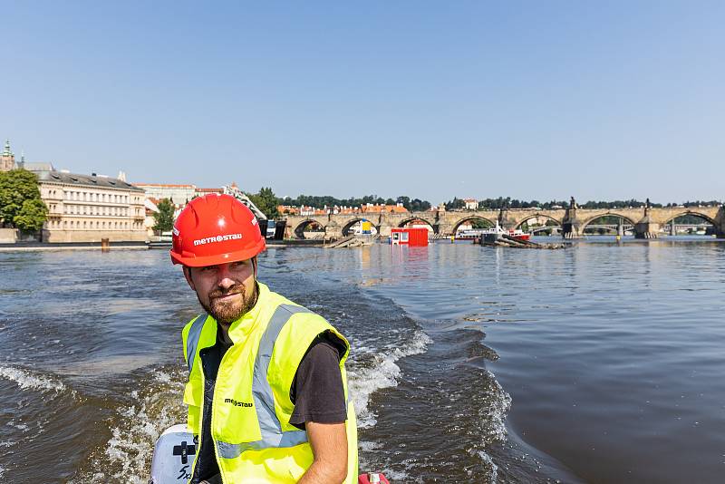 Oprava Staroměstského jezu na Vltavě v metropoli má za sebou betonáž.