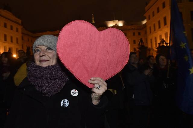 Účastníci pochodu Srdce na Hrad se vydali z Palachova náměstí Nerudovou ulicí na Pražský hrad. V čele průvodu jsou kandidáti na prezidenta Pavel Fischer (vlevo) a Marek Hilšer.