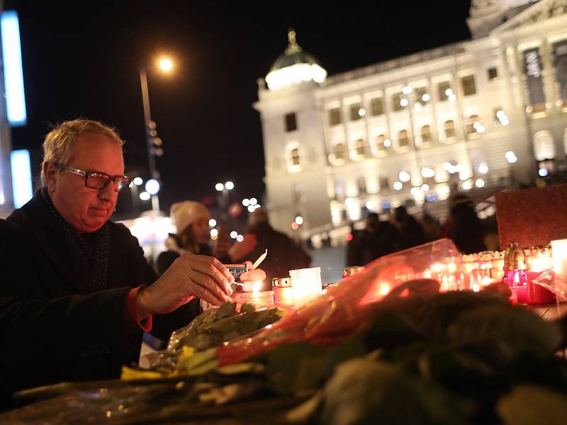 Lidé si připomínali 16. ledna památku Jana Palacha při výročí 50 let jeho upálení před budovou Národního muzea v Praze.