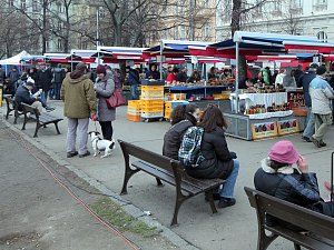 Farmářské trhy na náměstí Jiřího z Poděbrad. Ilustrační foto. 