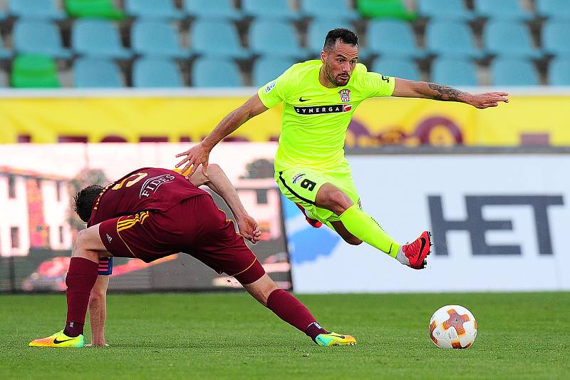 Fotbalové utkání HET ligy mezi celky FK Dukla Praha a FC Zbrojovka Brno 27. dubna v Praze. Marek Hanousek vs. Rafael Acosta.