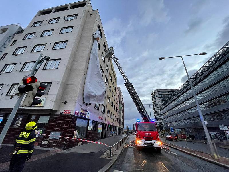 Zásah hasičů v Praze v souvislosti s vichřicí ve čtvrtek 17. února 2022.