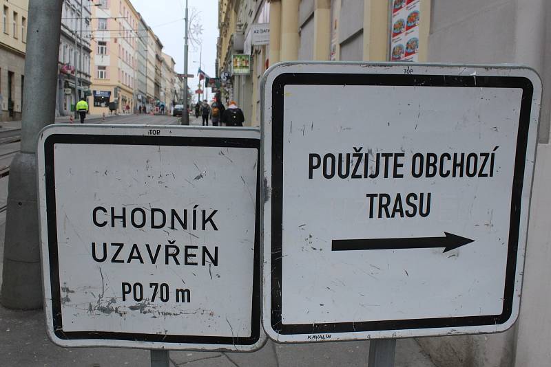 Výluka tramvají v Seifertově ulici v Praze 3 - havarijní oprava vodovodu.