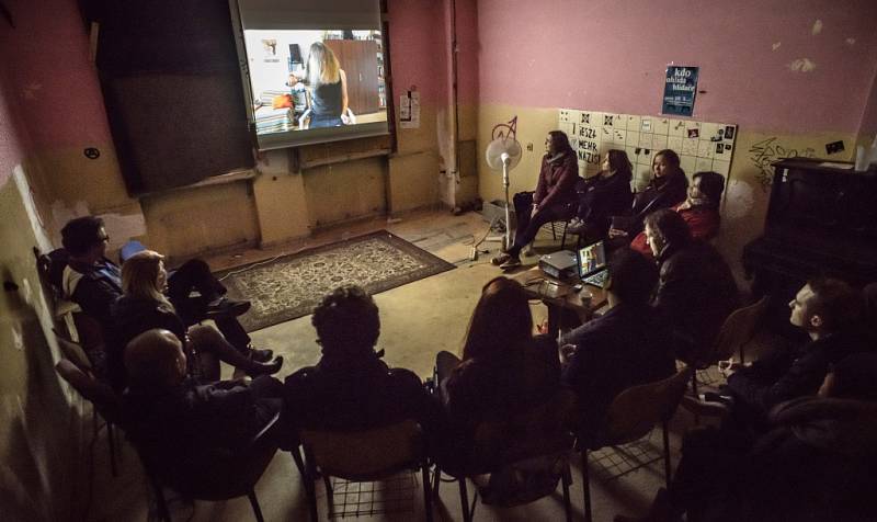 Autonomní sociální centrum Klinika má za sebou první rok fungování  v legálně propůjčené budově na pražském Žižkově.