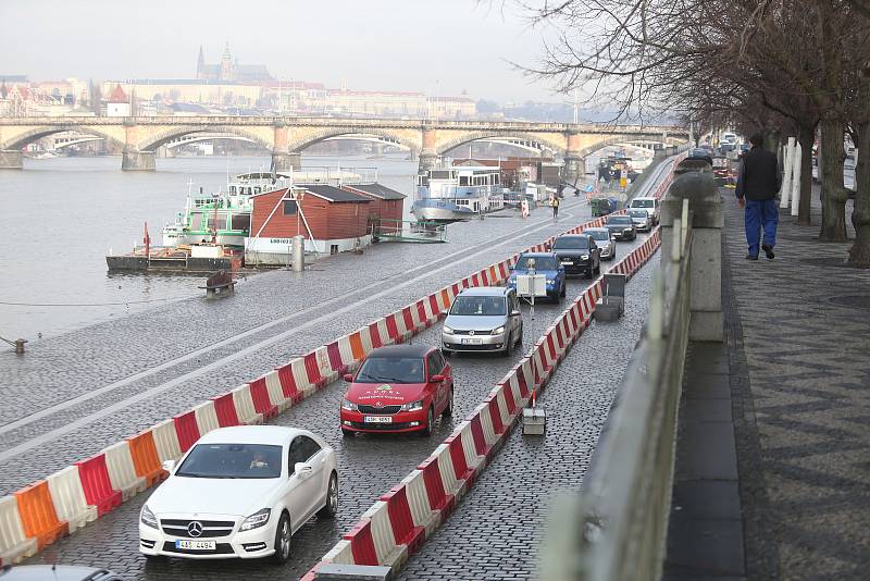 Rašínovo nábřeží - začala oprava tramvajové trati, automobilová doprava je svedena na náplavku ve směru na Podolí.