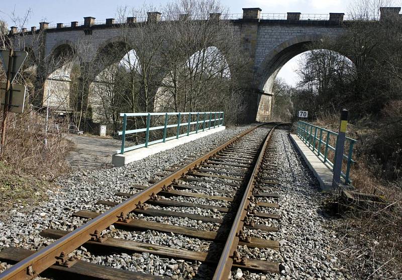 Trať Pražského Semmeringu s viaduktem na okraji Prokopského údolí.