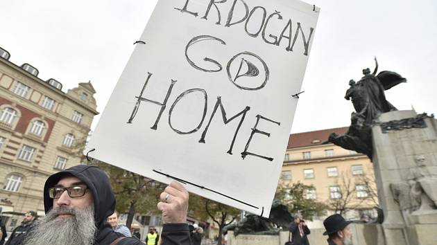 Pražský protest proti ofenzivě v Sýrii.