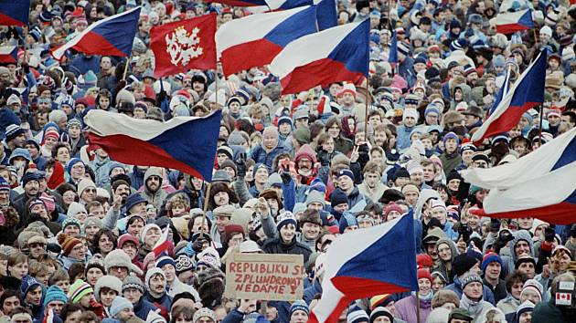Sametová revoluce. Až 800 tisíc lidí se sešlo v sobotu 25. listopadu 1989 na Letenské pláni, aby vyjádřilo v tento klíčový moment podporu Občanskému fóru.