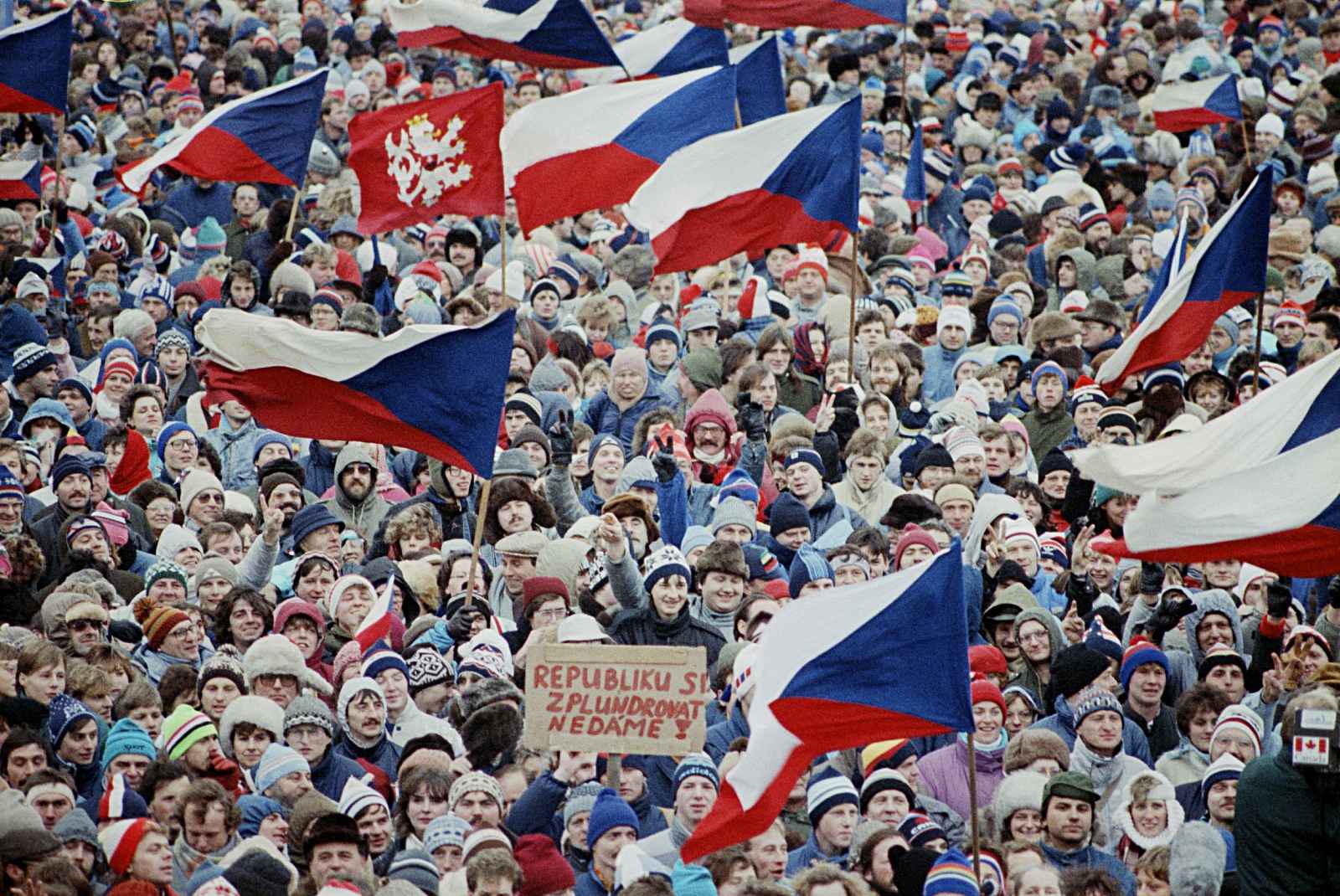 Партии чехословакии. Чехословакия 1989. Бархатные революции 1989. Революция в Чехословакии 1989. Бархатная революция в Чехословакии.