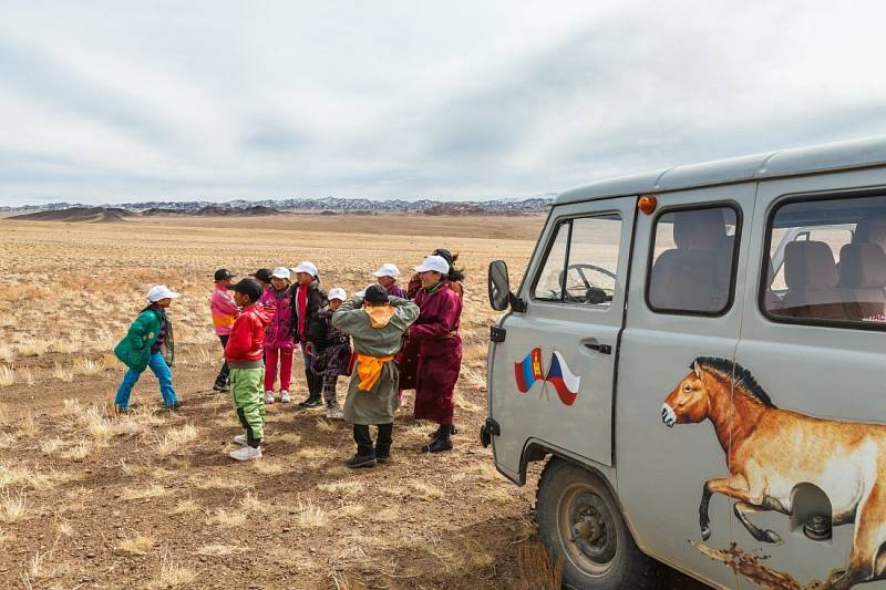 Současné Mongolsko: jurty, ale i moderní stavby dopravní zácpy. Ale také stále ještě jezdci na koních…