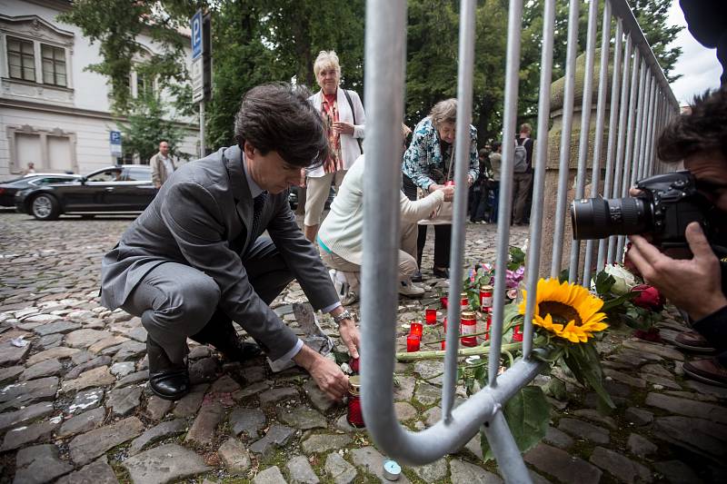 Pieta za oběti z Nice před francouzskou ambasádou.