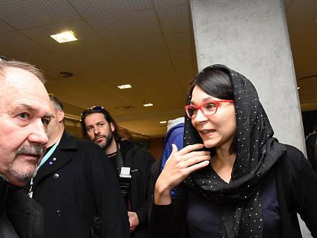 Fotogalerie: Obvodní soud pro Prahu 10 otevřel kauzu studentky, které škola  nepovolila nosit hidžáb - Pražský deník