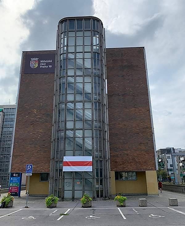 Historická vlajka Běloruska vlaje i ve Vršovicích.