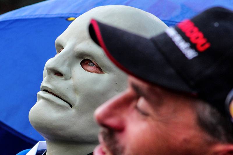 Demonstrace na Staroměstském náměstí za návrat do škol bez omezení.