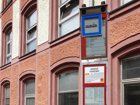 Praha zkouší ekologické zastávky MHD s elektronickým papírem.