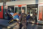 Muž, který vyhrožoval s nožem v ruce cestujícím v pražské tramvaji, skončil v péči záchranářů.