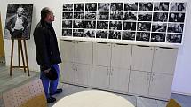 Výstava fotografií Moje Libeň připomínající nedožité 95. narozeniny spisovatele Bohumila Hrabala je k vidění do 29. ledna ve foyer Úřadu Městské části Praha 8 v ulici U Meteoru.