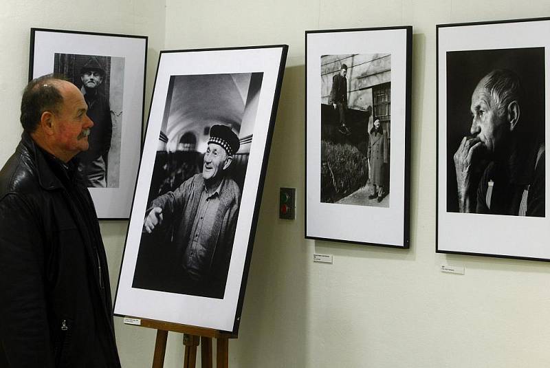 Výstava fotografií Moje Libeň připomínající nedožité 95. narozeniny spisovatele Bohumila Hrabala je k vidění do 29. ledna ve foyer Úřadu Městské části Praha 8 v ulici U Meteoru.