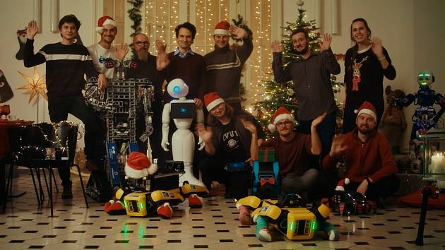 Fakulta elektrotechnická vytvořila vánoční video s roboty.