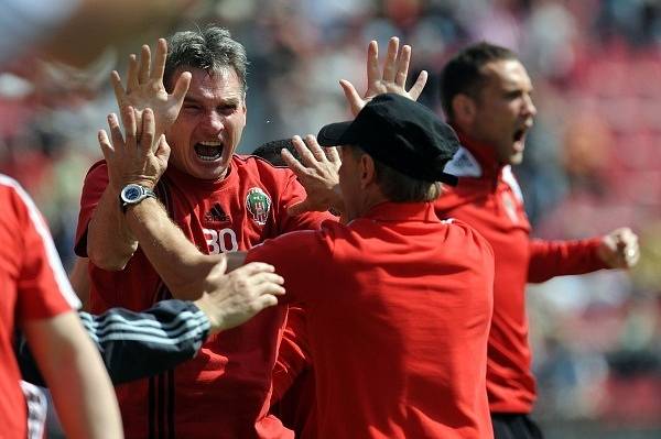 Trenér domácích Zdeněk Ščasný (zády) se raduje po vyrovnávacím gólu. Fotbalové utkání 25. kola 1. Gambrinus ligy mezi tými FK Viktoria Žižkov a SK Kladno na pražském Žižkově. 