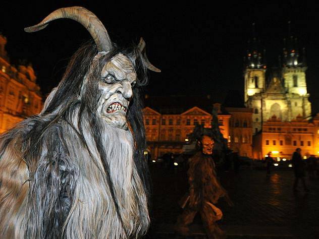Průvod pražských strašidel prošel centrem hlavního města 1. listopadu večer.
