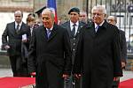 Prezident Václav Klaus uvítal 30. března na Pražském hradě izraelského prezidenta Šimona Perese, který přicestoval na oficiální návštěvu České republiky.