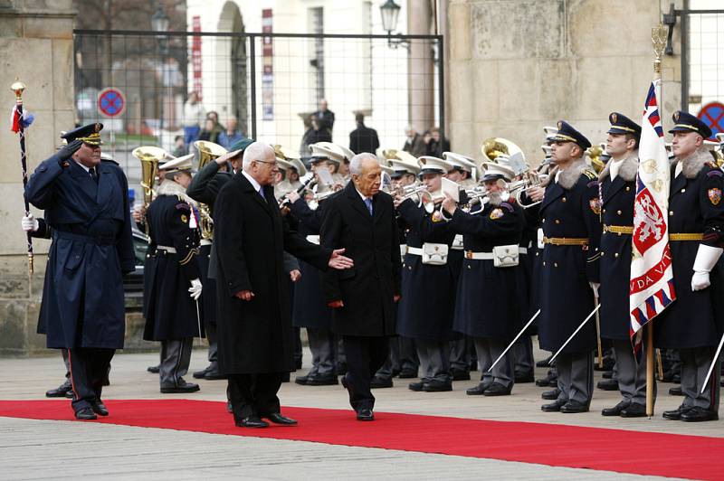 Prezident Václav Klaus uvítal 30. března na Pražském hradě izraelského prezidenta Šimona Perese, který přicestoval na oficiální návštěvu České republiky.