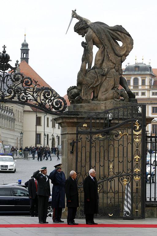 Prezident Václav Klaus uvítal 30. března na Pražském hradě izraelského prezidenta Šimona Perese, který přicestoval na oficiální návštěvu České republiky.