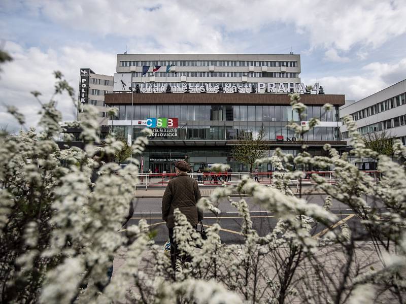 Úřad městské části Praha 4, Centrum služeb Budějovická a Poliklinika Budějovická na snímku z 11. dubna v Praze.