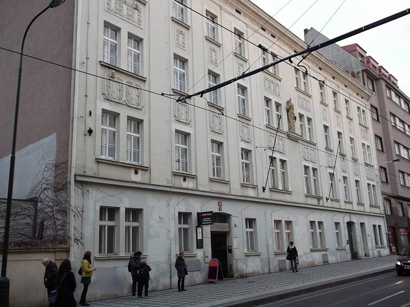 Bytové domy v ulici Na Slupi v Praze by se měly dočkat zásadní rekonstrukce. V přízemí a prvním patře by pak i přes odpor místních obyvatel měly vzniknout jesle.