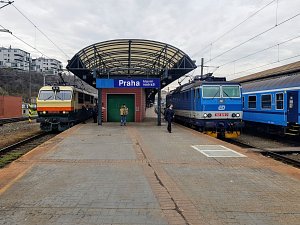 Vlaky Českých drah na hlavním nádraží v Praze.