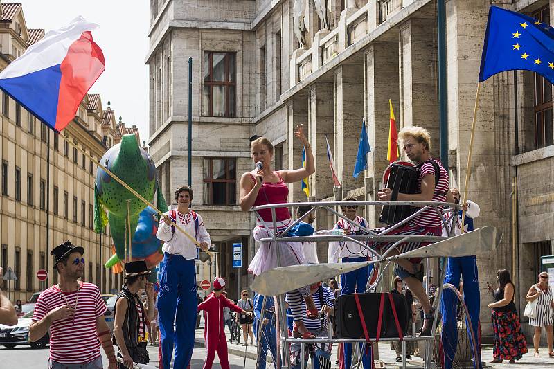 Divadelní průvod v rámci festivalu pouličního divadla Za Dveřmi.