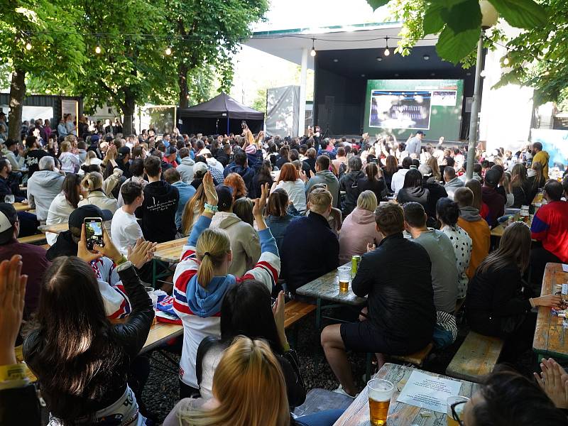 Fotogalerie: Hokej MS 2022 - ČR - Kanada - Pivnice U Sadu - Žižkov  Beergarden - PARK Riegrovy sady - Pražský deník