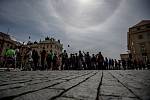 Queues of tourists in front of Prague Castle on the morning of May 3.  To improve the entrance through Hradčanské náměstí.