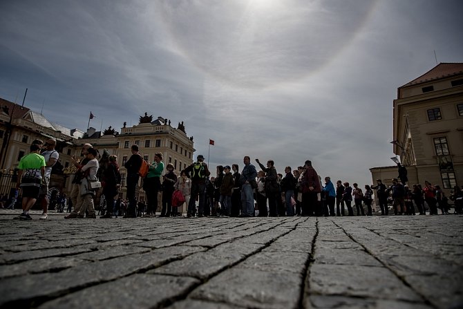 Fronty turistů před Pražským hradem dopoledne 3. května. Na snímku vstup přes Hradčanské náměstí.
