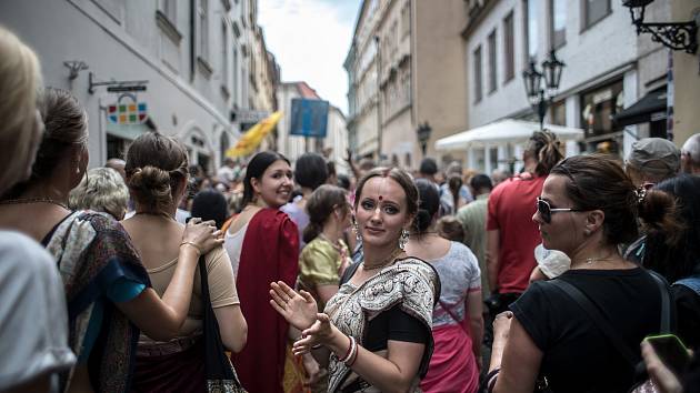 Účastníci desátého ročníku indického festivalu Ratha Yatra prošli 16. července centrem Prahy.