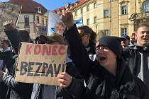 Demonstrace studentů Střední průmyslové školy strojnické Betlémská, odmítajících propuštění angličtináře a španělštináře Milana Šandy, proti řediteli školy Miroslavu Žilkovi.