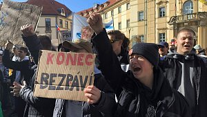 Demonstrace studentů Střední průmyslové školy strojnické Betlémská, odmítajících propuštění angličtináře a španělštináře Milana Šandy, proti řediteli školy Miroslavu Žilkovi.