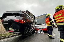 Nehoda autobusu a osobních aut na Zličíně 29. listopadu 2022