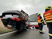 Nehoda autobusu a osobních aut na Zličíně 29. listopadu 2022