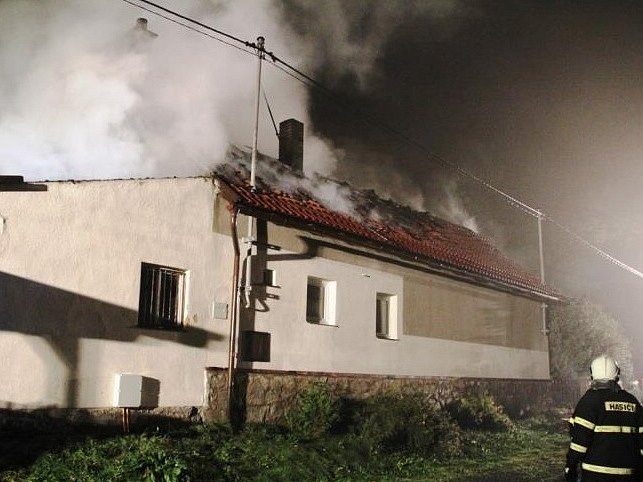 Při příjezdu první jednotky už byla v jednom ohni nejen střecha, ale zasažen byl také přístavek navazující na dům. K boji s plameny posloužilo pět vodních proudů, uvedl za profesionální hasiče Petr Svoboda.