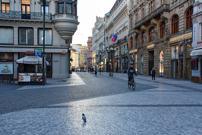 Prázdné ulice Prahy a lidé s rouškami 18. března 2020. Václavské náměstí - Můstek.